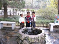 Kinder am Brunnen in Mangyongdae