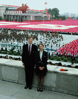 Malika Ben Naoum-Horst, Geschäftsführerin des Korea-Reisedienstes mit ihrem Ehemann in Pyongyang am 9. September 2003 anläßlich der Staatsfeier zum 55. Gründungstag der KDVR.<br>