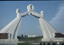 Denkmal für die Wiedervereinigung des Vaterlandes am Südrand von Pyongyang 