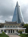Blick auf das Ryugyong-Hotel in Pyongyang