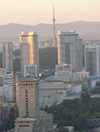 Hochhäuser in Pyongyang bei Sonnenuntergang